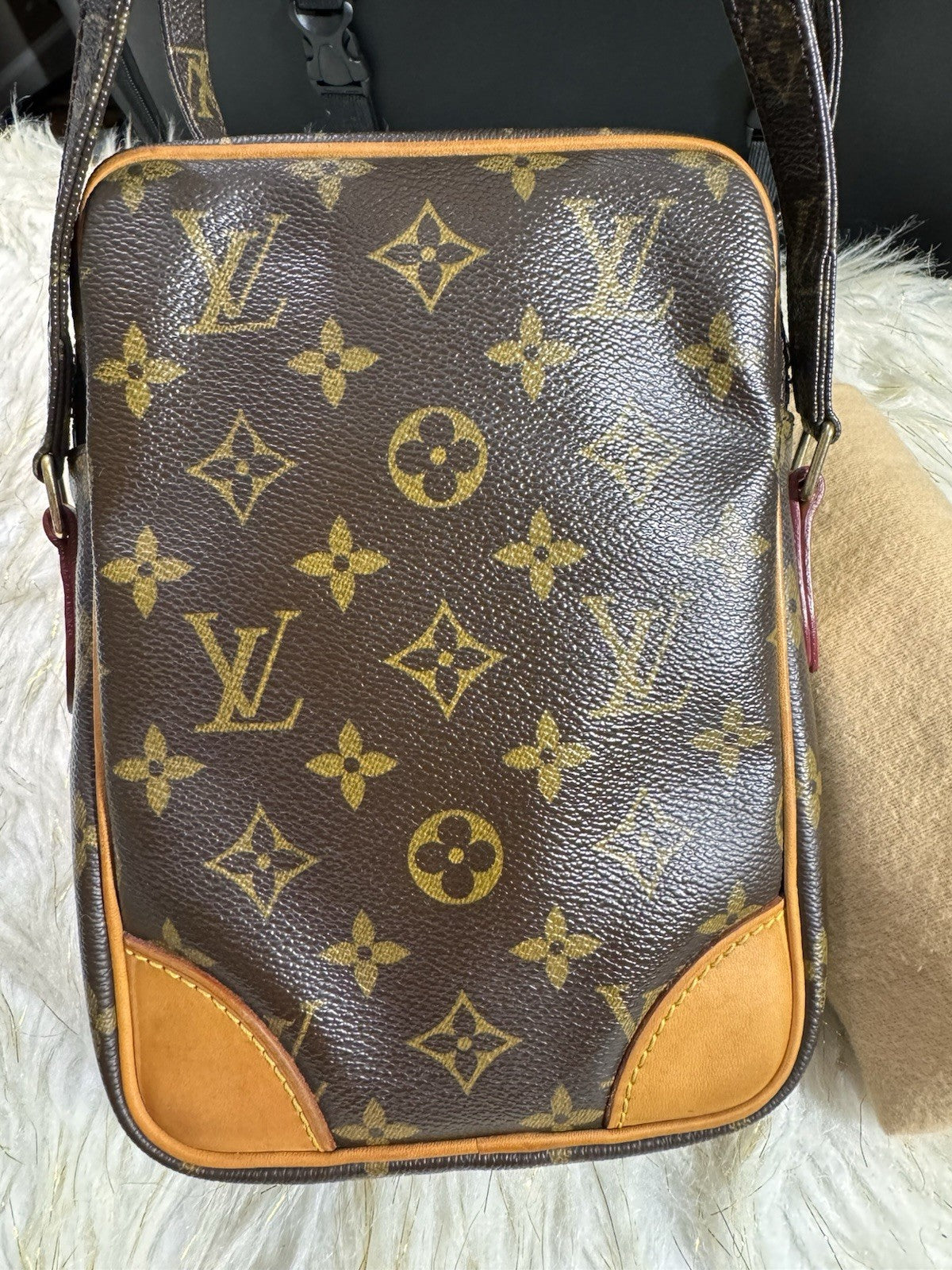 8989543