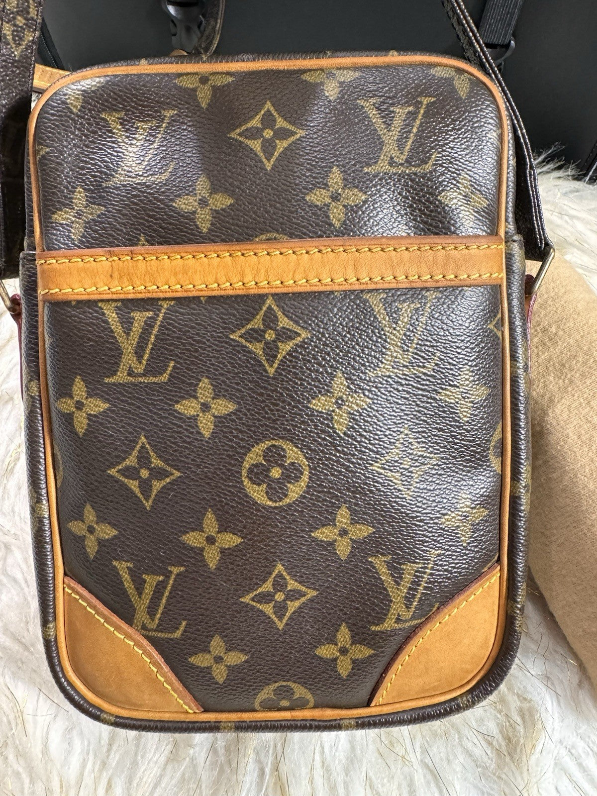 8989543