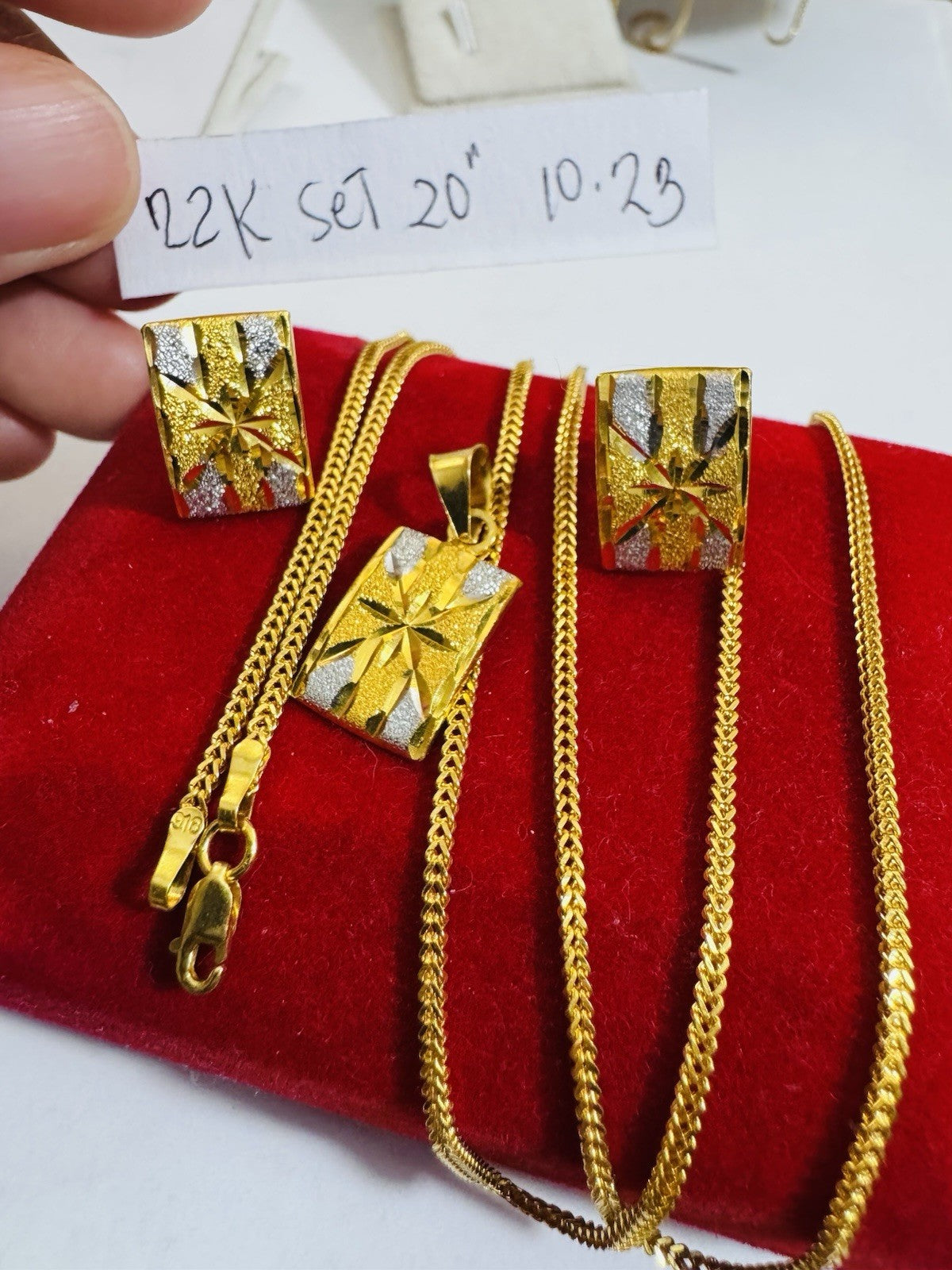 6915941