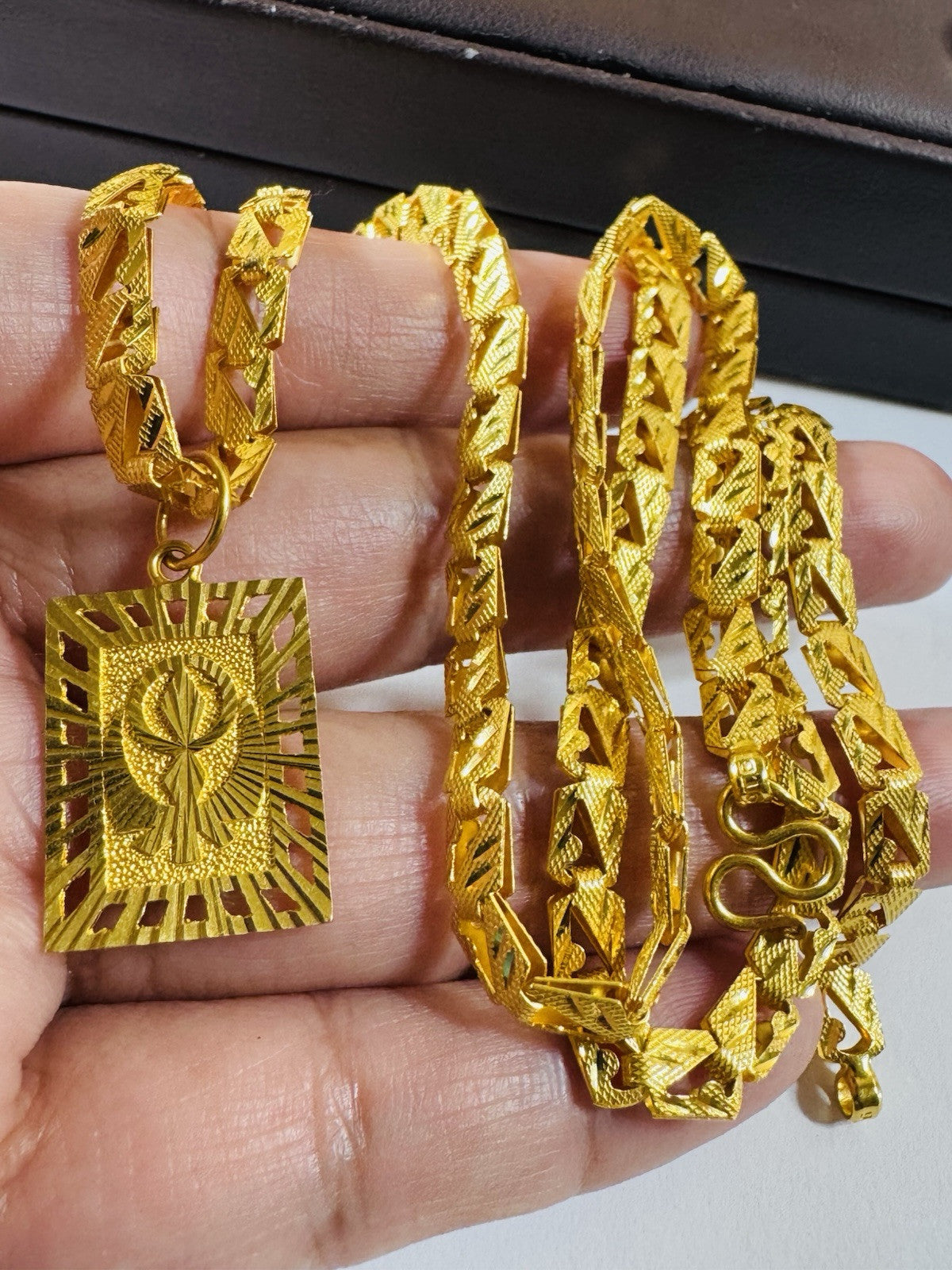 7995618