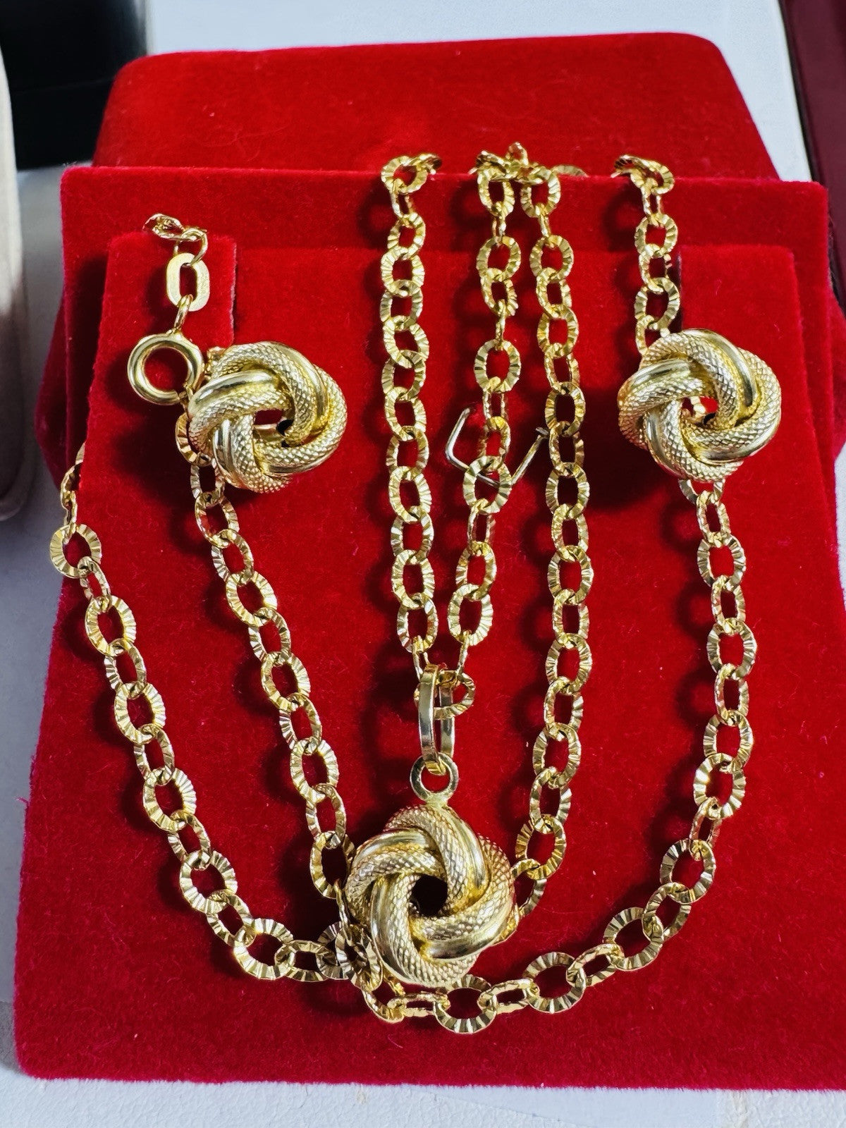 5706611