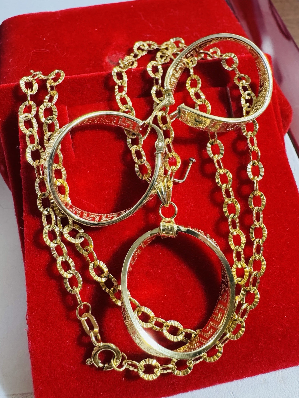 5773526